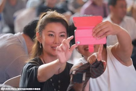 Nữ diễn viên sinh năm 1972 tại Đài Loan, cô xuất thân từ sàn catwalk và được biết đến là một người mẫu có tiếng ở xứ Đài từ năm 1985. Cô từng được xếp vào Top 10 mẫu nữ tiếng tăm những năm 1989.