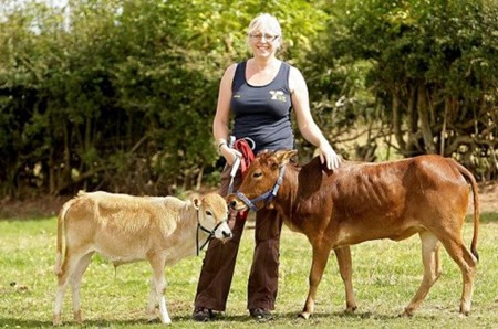 Với thân hình như những con bê con nhưng thực chất đây là những con bò hoàn toàn trưởng thành thuộc giống bò Zebus từ Sri Lanka và là giống bò nhỏ nhất thế giới.Với thân hình như những con bê con nhưng thực chất đây là những con bò hoàn toàn trưởng thành thuộc giống bò Zebus từ Sri Lanka và là giống bò nhỏ nhất thế giới.