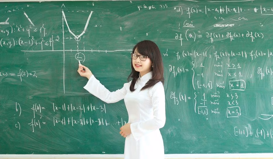 Còn rất trẻ nhưng cô giáo 9X Hồng Nhung hiện đang đảm nhận dạy môn Toán cho khối lớp 6 và 8 ở trường THCS Long Hưng. Bắt đầu giảng dạy từ năm 2014, vào nghề chưa lâu nhưng Hồng Nhung đã có niềm đam mê, nhiệt huyết rất lớn.