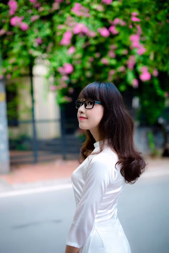 Năm nay 22 tuổi nhưng cô giáo Hồng Nhung lại sở hữu khuôn mặt trẻ thơ, vóc dáng nhỏ nhắn và vẻ đáng yêu giống với những học sinh cấp 2, cấp 3. Chính điều này đã khiến cô giáo trẻ phải trải qua nhiều pha bối rối trước mặt những học sinh của mình.