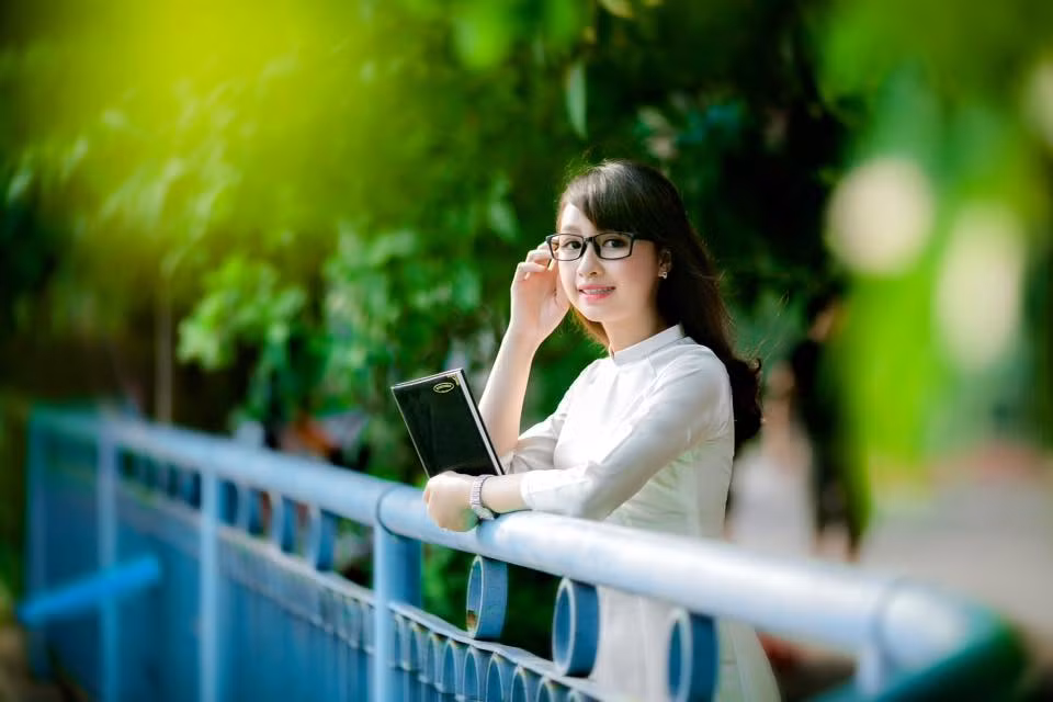 Với một cô giáo trẻ như Hồng Nhung, thời gian đầu làm công tác giảng dạy luôn có rất nhiều kỷ niệm, câu chuyện thú vị. Cô giáo trẻ xinh đẹp chia sẻ, trong lần đầu đứng lớp đã bị học sinh lầm tưởng là học sinh mới.