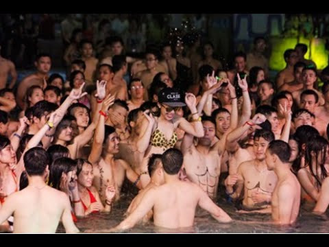 Đến dự tiệc bơi, các bạn trẻ dường như không giữ một khoảng cách nào cả. Họ mặc đồ bơi, bikini, hoặc cởi trần vui đùa, nhảy nhót bên nhau. Thậm chí những người chừa từng gặp mặt trước đó cũng có tể sẵn sàng cùng nhau vui đùa, cười nói trong làn nước mát và âm nhạc sôi động.