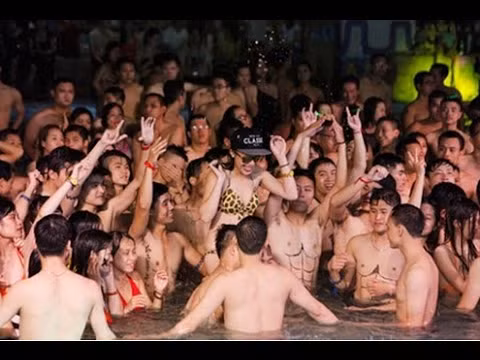 Đến dự tiệc bơi, các bạn trẻ dường như không giữ một khoảng cách nào cả. Họ mặc đồ bơi, bikini, hoặc cởi trần vui đùa, nhảy nhót bên nhau. Thậm chí những người chừa từng gặp mặt trước đó cũng có tể sẵn sàng cùng nhau vui đùa, cười nói trong làn nước mát và âm nhạc sôi động.