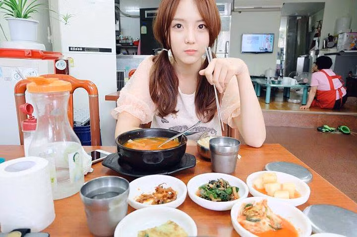 Cô bạn có làn da trắng, mái tóc dài để kiểu đơn giản và nét đẹp lai của người phương Tây. Điều này khiến Pornpenpipat thường xuyên được so sánh với hot girl Thái lai Đức Jannina Weigel, người cũng rất nổi tiếng trên mạng với tài đàn hay hát giỏi.