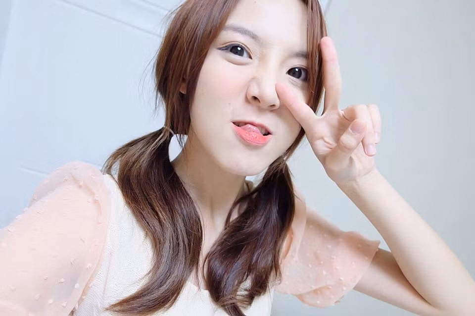 Theo tìm hiểu, cô nàng “hot girl tăng động” gây sốt mạng Việt tên thật là Pornnppan Pornpenpipat, sinh năm 1995 là một nữ sinh, hot girl khá nổi tiếng trong cộng đồng giới trẻ Thái Lan.