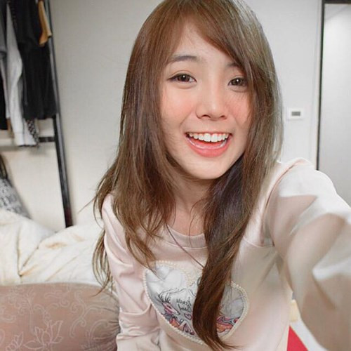 Dạng clip Pornnppan Pornpenpipat gần đây được thực hiện một cách khá ngẫu hứng, sử dụng một vài phần mềm đơn giản trên điện thoại. Cách ghép 4 màn hình nhỏ với loạt cử chỉ, động tác “múa may” đáng yêu khiến người xem clip gần như không thể rời mắt.