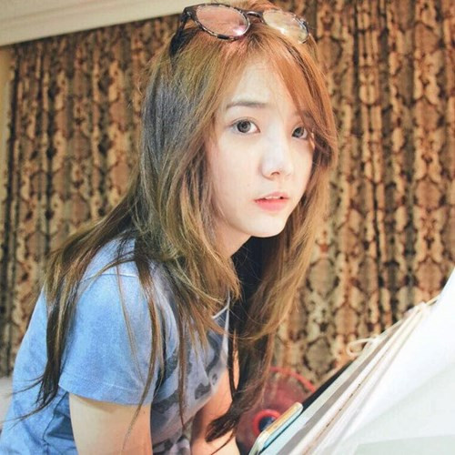 Trên mạng, Pornnppan Pornpenpipat không chỉ gây nhiều chú ý nhờ vẻ bề ngoài xinh đẹp mà cô nàng còn có giọng hát rất hay. Pornpenpipat được biết đến nhiều với nickname Nenezsnp, đang học tập tại trường Đại học Công nghệ King Mongkut ở Bangkok, Thái Lan.