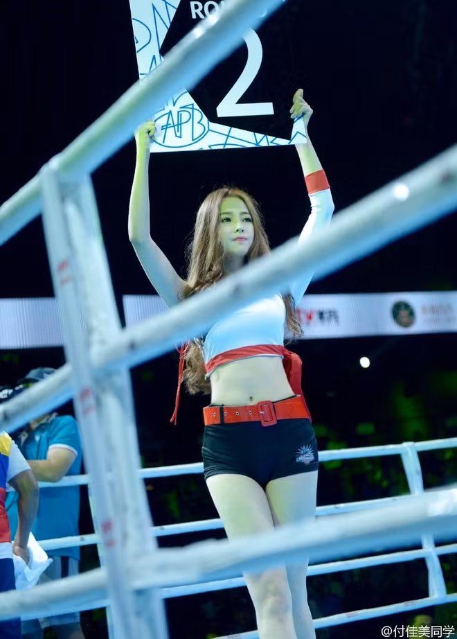 Sau loạt ảnh gây bão mạng Trung Quốc, từ một sinh viên, một vận động viên, người biểu diễn dance sport… Phó Giai Mỹ bỗng nhận được rất nhiều lời mời tham gia các sự kiện, chụp ảnh thời trang và trở thành một người mẫu ăn khách.