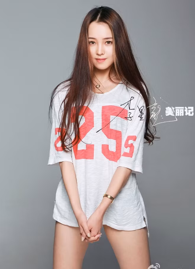 Phó Giai Mỹ cao 1m78, với đôi chân dài miên man, thẳng tắp, giúp cô gây ấn tượng mạnh trong vai trò một giáo viên thể dục thẩm mỹ và người mẫu ảnh.