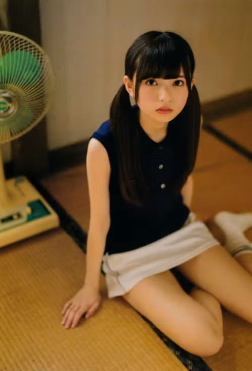 Trong vai trò người mẫu, dù chỉ cao 1m54, nhưng Ashurin lại là một gương mặt người mẫu teen nổi tiếng bậc nhất tại Nhật Bản. Tên tuổi của nàng gái xinh chân ngắn xuất hiện trên nhiều tạp chí nổi tiếng, các trang mạng giới trẻ phổ biến.