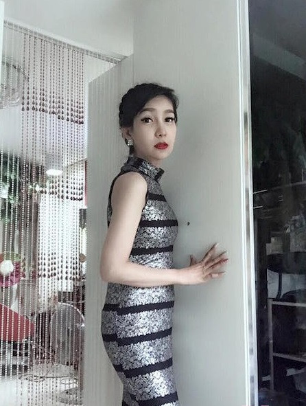 Họ cho rằng để có được cuộc sống đúng với con người thật của mình thì chuyển giới, phẫu thuật thẩm mỹ sẽ chẳng có gì là sai. Dù dung mạo có ra sao nhưng bản thân người này vẫn lương thiện thì cũng sẽ chẳng có ai “dìm hàng” nổi. Tuy nhiên, một số dân mạng lo ngại rằng việc phẫu thuật thẩm mỹ quá nhiều có thể khiến mỹ nhân chuyển giới gặp “hậu họa” trong một vài năm tới. Xinh đẹp ở hiện tại, nhưng rất có thể trong những năm tháng về già, cô ta sẽ có ngoại hình trông chẳng khác nào “dị nhân”. 