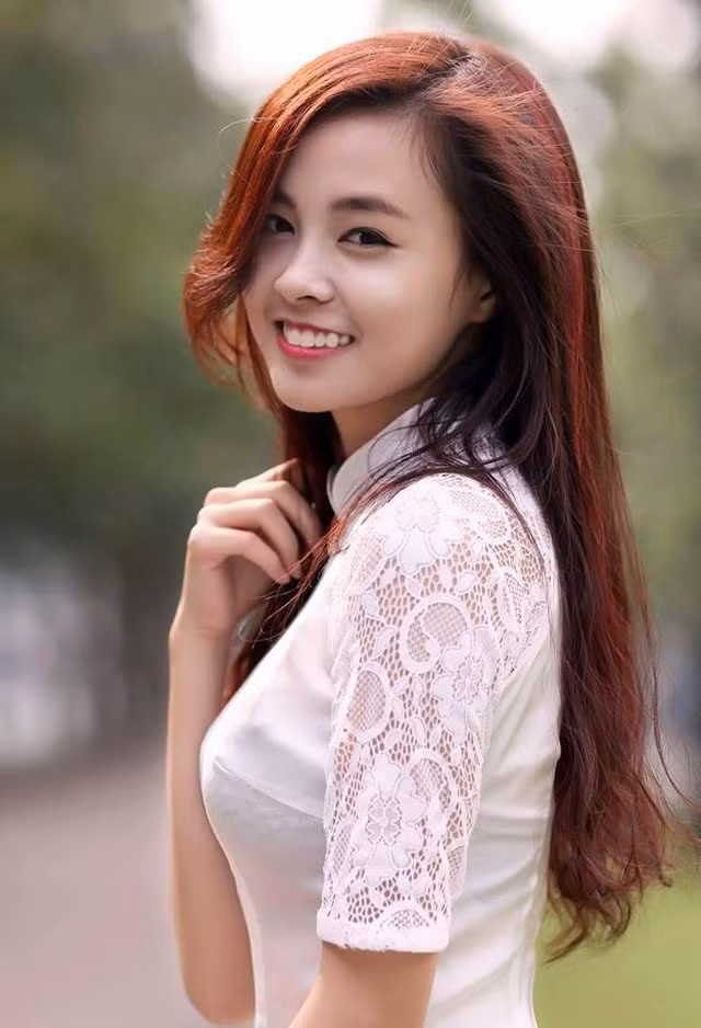 Cô bạn 9X từng làm những công việc như gia sư tiếng Anh, người mẫu ảnh, PG... và đang tích vốn, ấp ủ dự định mở shop kinh doanh thời trang. Thời gian làm thêm đem đến cho Ngọc Ánh nhiều trải nghiệm về cuộc sống, phù hợp với cá tính của cô nàng.