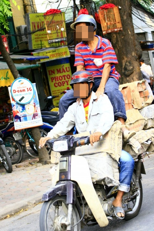 Những màn chở hàng, chở người cồng kềnh trên xe máy cũng gần như trở thành một "đặc sản" trên đường phố Việt. Dân mạng có cách gọi hài hước những nhật vật trong ảnh này là "người dịch chuyển" hay "thánh thồ hàng".