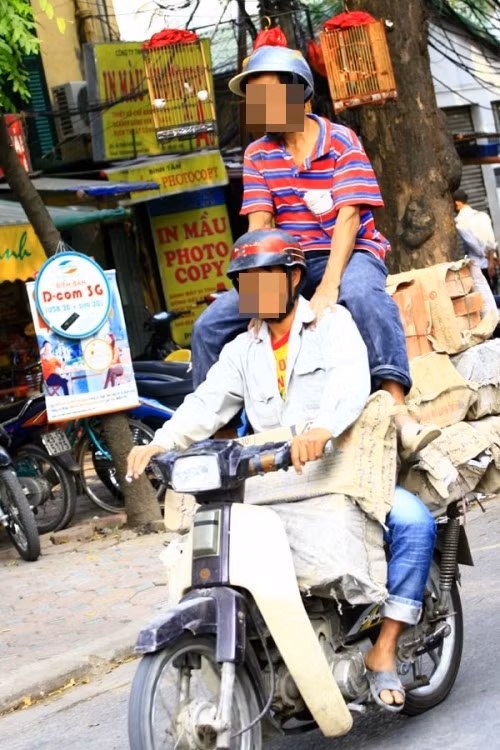 Những màn chở hàng, chở người cồng kềnh trên xe máy cũng gần như trở thành một "đặc sản" trên đường phố Việt. Dân mạng có cách gọi hài hước những nhật vật trong ảnh này là "người dịch chuyển" hay "thánh thồ hàng".