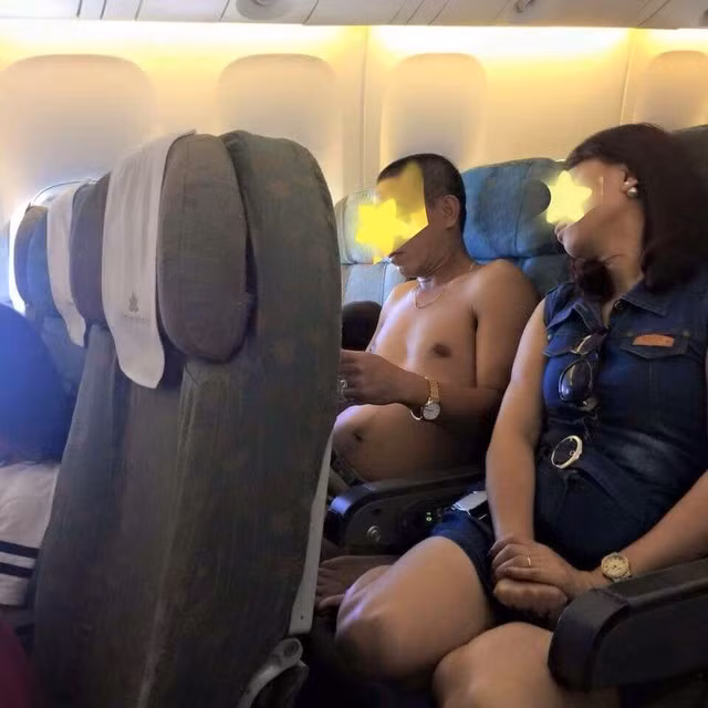 Không chỉ đi xe máy, mà trên máy bay, tàu hỏa... cũng có thể dễ dàng bắt gặp những cảnh tượng thể hiện sự vô ý thức của người dân.