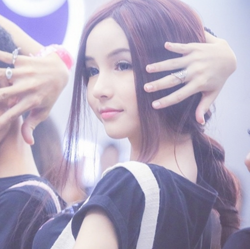 Yoshi Chayada có khuôn mặt đẹp như thiên thần, nổi tiếng sau khi đảm nhiệm một vai phụ trong bộ phim "Love Sick" được nhiều bạn trẻ Thái Lan, Trung Quốc yêu thích. Sau khi xem được nhiều bức ảnh đời thường của Yoshi, nhiều dân mạng đã phải thốt lên rằng họ không thể tin được cô gái xinh đẹp, hoàn hảo này trước đây lại là một chàng trai.