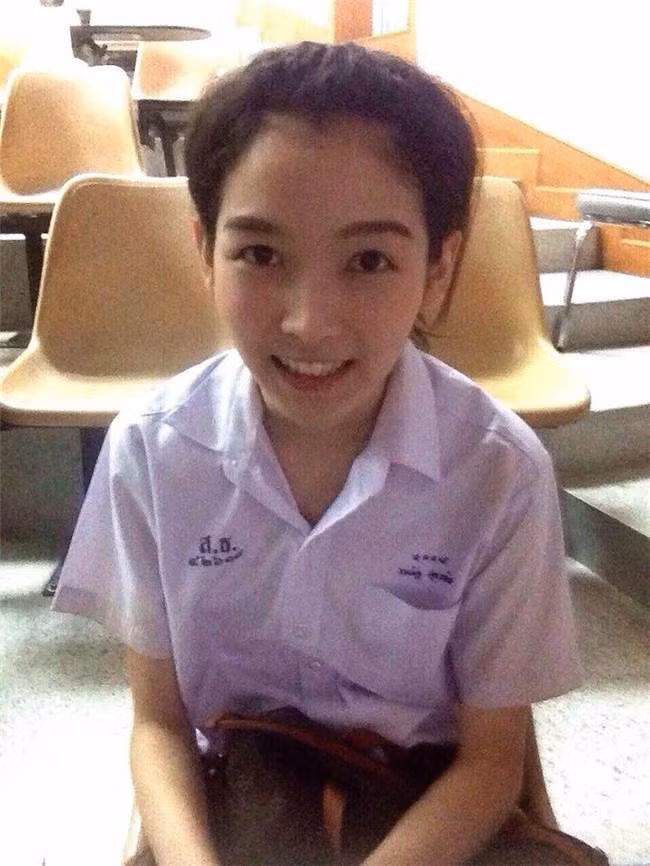 Không chỉ sở hữu khuôn mặt thanh tú, Woe Jade còn có cách trang điểm nhẹ nhàng, cùng với nụ cười rất đáng yêu. Khi đi học, Woe Jade cũng thích mặc trang phục của nữ sinh hơn và hiện đã gia nhập hội "chị em" trong lớp của mình.