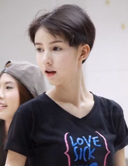 Không chỉ có Woe Jade - chàng nam sinh chuyển giới xinh hơn cả con gái gây sốt mạng Thái Lan, cách đây không lâu, Yoshi Chayada - một nam sinh chuyển giới khác cũng tạo nên bất ngờ khi được nhận xét là "hot girl chuyển giới xinh đẹp hơn cả Nong Poy".