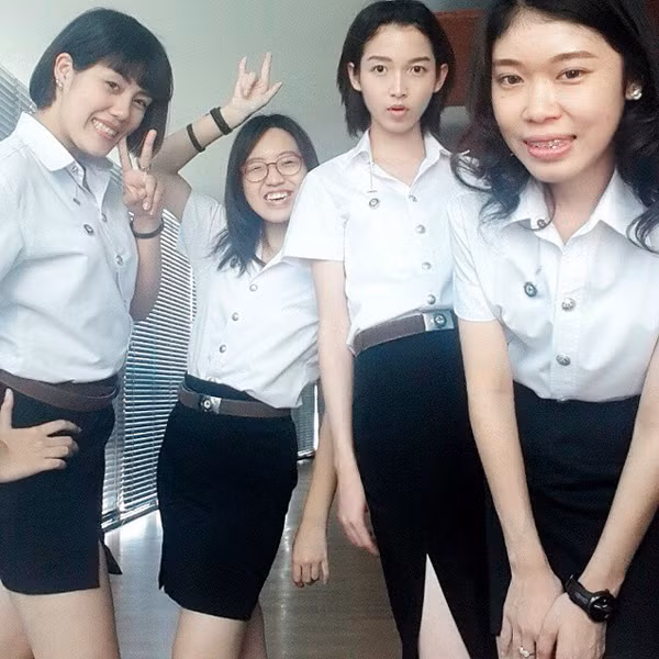 Hiện tại, trong hội "chị em" của lớp học, Woe Jade còn được nhận xét là xinh đẹp nhất. Chuyện nam sinh chuyển giới, chọn giới tính nữ để đi học là chuyện rất bình thường ở Thái Lan, tuy nhiên sự xuất hiện của Woe Jade xinh đẹp cũng vẫn khiến nhiều dân mạng thích thú.