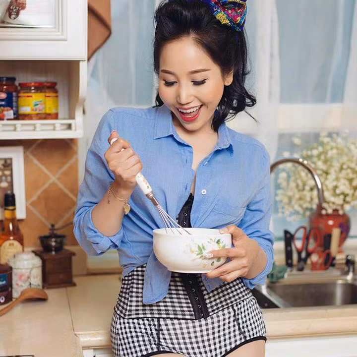 Hiện tại chị Khanh đang làm công việc kinh doanh thời trang. Hot girl 40 tuổi luôn chú trọng việc chăm sóc các con và gia đình, nên dù bận bịu đến đâu, chị Khanh cũng cố gắng dành nhiều thời gian cho tổ ấm của mình.