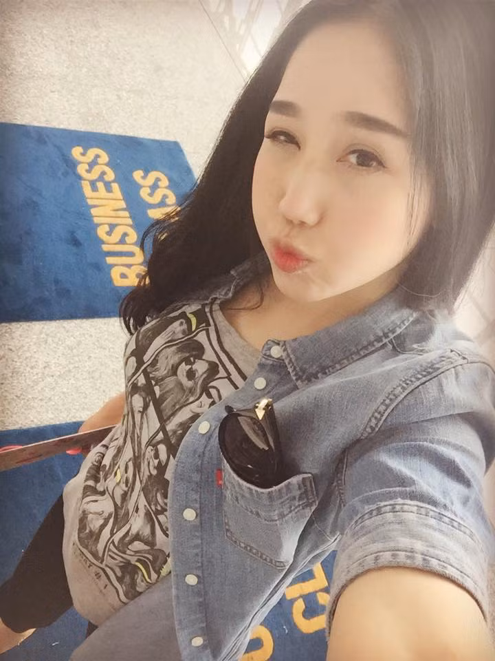 Ở tuổi 40, chị Giáp Vân Khanh vẫn có những thú vui, sở thích giống giới trẻ, những cô gái thuộc lứa 9X như chụp ảnh tự sướng với nhiều biểu cảm dễ thương.