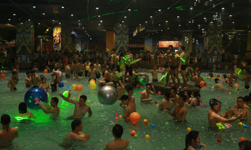 Chính những điều trên đã khiến dù mang tính giải trí rất cao nhưng tiệc bơi vẫn chưa hoàn toàn được chấp nhận và phổ biến rộng rãi ở Việt Nam.