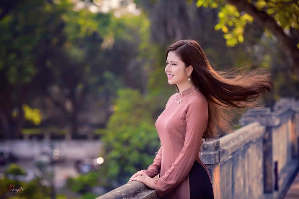 Vũ Ngọc Quỳnh, sinh năm 1991, là nữ tiếp viên hàng không xinh đẹp, mới đây xuất hiện trong bộ ảnh khoe dáng với áo dài, hoa sen, được một số trang tin giới thiệu.