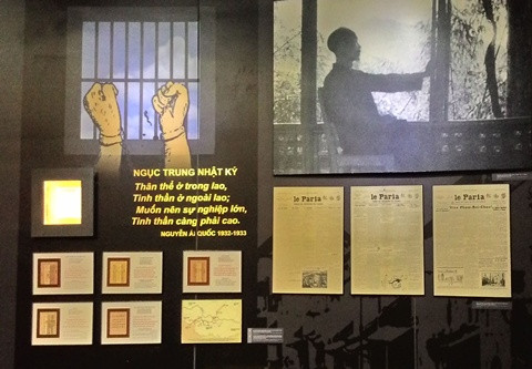 Hình ảnh Chủ tịch Hồ Chí Minh với bài thơ Nhật ký trong tù (Ngục trung nhật ký) được minh họa bằng hình ảnh đôi bàn tay sau song sắt nhà tù.