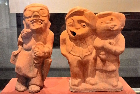 Tượng các nhân vật thầy bói, vợ chồng Văn Minh trong Số đỏ của nhà văn Vũ Trọng Phụng.