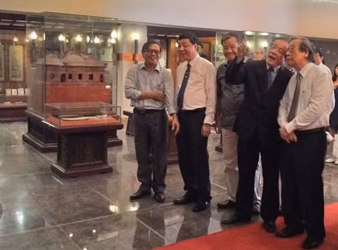 Ngam loat bao vat trong Bao tang Van hoc 71 ty dong