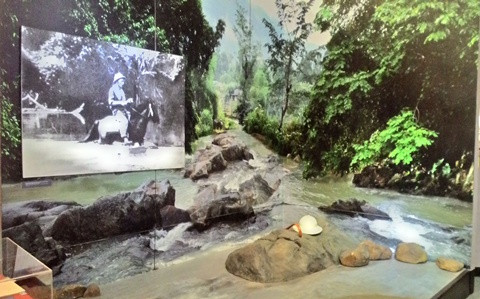 Tái hiện hình ảnh Bác "ung dung yên ngựa trên đường suối reo" ở Pắc Bó.