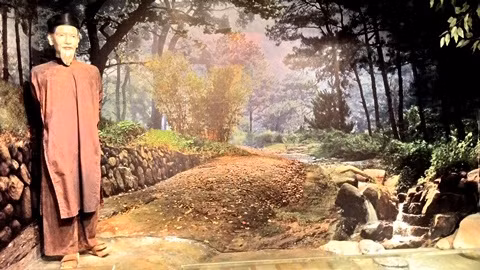 Tác gia Nguyễn Trãi và phong cảnh Côn Sơn.