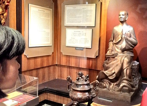 Gian trưng bày văn học thời Trần với bức tượng Phật hoàng Trần Nhân Tông.