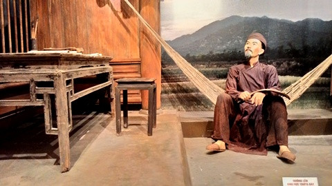 Nguyễn Du và chiếc bàn sáng tác nơi quê nhà.