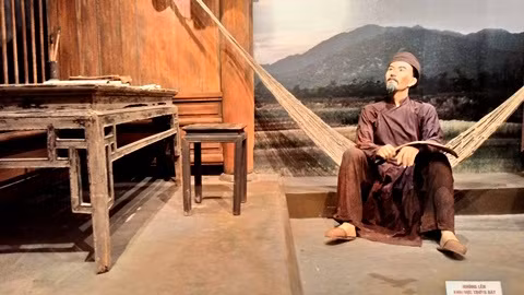 Nguyễn Du và chiếc bàn sáng tác nơi quê nhà.