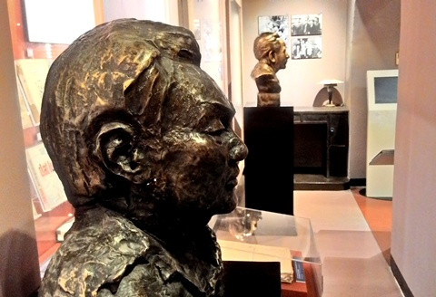 Tượng nhà văn Nam Bộ Nguyễn Quang Sáng.