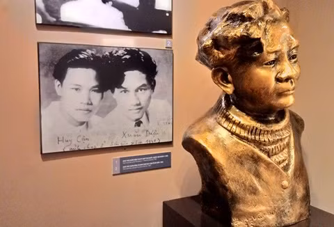 Bức tượng nhà thơ Xuân Diệu đặt cạnh ảnh ông và nhà thơ Huy Cận.