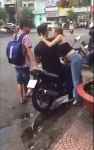 Phong trào Kiss Cam - Cưỡng hôn người lạ trên phố xuất hiện với vô số đoạn clip bất ngờ, hài hước cũng đang tràn lan khắp Facebook Việt. Người quay clip Kiss Cam thường là những cô gái trẻ và khá tự tin. Họ đi dạo trên phố và không ngần ngại chạy đến hôn bất cứ chàng trai nào lọt vào mắt họ. Sau nụ hôn, cô gái bỏ chạy, để lại cho "nạn nhân" bị "cưỡng hôn" vẻ ngơ ngác. Tuy nhiên dạng clip này cũng gây nhiều tranh cãi về mặc văn hoá và phản ứng của những "nạn nhân".