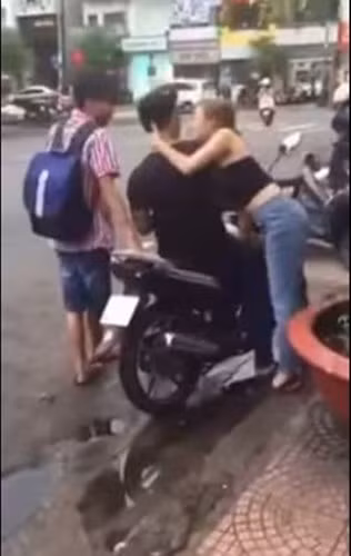 Phong trào Kiss Cam - Cưỡng hôn người lạ trên phố xuất hiện với vô số đoạn clip bất ngờ, hài hước cũng đang tràn lan khắp Facebook Việt. Người quay clip Kiss Cam thường là những cô gái trẻ và khá tự tin. Họ đi dạo trên phố và không ngần ngại chạy đến hôn bất cứ chàng trai nào lọt vào mắt họ. Sau nụ hôn, cô gái bỏ chạy, để lại cho "nạn nhân" bị "cưỡng hôn" vẻ ngơ ngác. Tuy nhiên dạng clip này cũng gây nhiều tranh cãi về mặc văn hoá và phản ứng của những "nạn nhân".