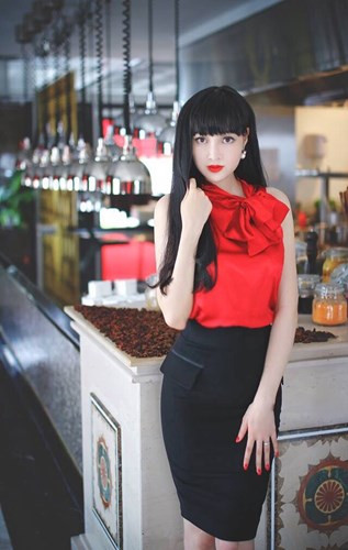 Có được sự nổi tiếng ngoài ý muốn sau khi được cộng đồng mạng tìm ra và gắn mác “xinh đẹp nhất dải ngân hà”, cuộc sống bà mẹ 29 tuổi Phạm Hoài Thanh đã có nhiều biến đổi. Bên cạnh việc nhận được rất nhiều lời khen về nhan sắc, bà mẹ U30 Hoài Thanh phải đối mặt với những bình luận có phần thiếu thiện chí. Hoài Thanh cũng xin từ chối biệt danh mà dân mạng đã tặng.