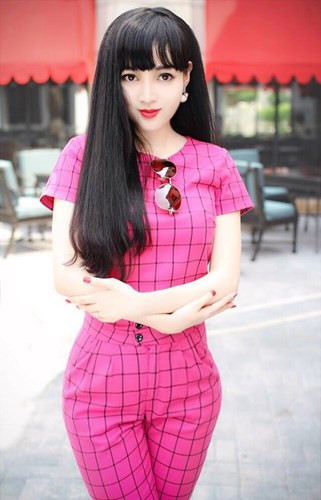 Phạm Hoài Thanh, 29 tuổi là cô gái rất nổi tiếng trong tuần qua với biệt danh "Bà mẹ U30 xinh nhất dải ngân hà" do dân mạng đặt cho. Từ một bức ảnh trên mạng, Hoài Thanh được nhiều người "truy tìm" và bất ngờ "nổi tiếng" chỉ sau một đêm.