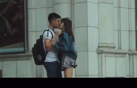 Người quay clip Kiss Cam thường là những cô gái trẻ và khá tự tin. Họ đi dạo trên phố và không ngần ngại chạy đến hôn bất cứ chàng trai nào lọt vào mắt họ. Sau nụ hôn, cô gái bỏ chạy, để lại cho "nạn nhân" bị "cưỡng hôn" vẻ ngơ ngác.