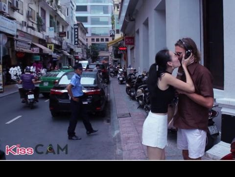 Dù chỉ là một phong trào vui nhộn, nhưng Kiss Cam cũng gây nên rất nhiều tranh cãi, thậm chí vấp phải sự phản đối. Vấn đề được nói đến nhiều nhất là văn hóa và sự thay đổi về cá tính của các cô gái người Việt theo thời gian.