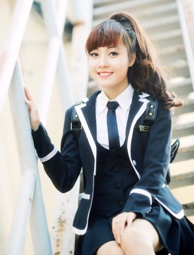 Theo tìm hiểu và tiếp xúc, được biết nữ giám thị xinh đẹp có tên thường gọi là Triệu Mẫn - Mẫn Mẫn, đang là sinh viên trường Đại học Ngoại ngữ, Đại học Quốc gia Hà Nội. Cô nàng cũng không phải gương mặt quá xa lạ với dân mạng Việt khi từng tham gia một vài cuộc thi Hoa khôi sinh viên và sở hữu nhiều clip nhạc, giả giọng miền Trung hấp dẫn trên Youtube.