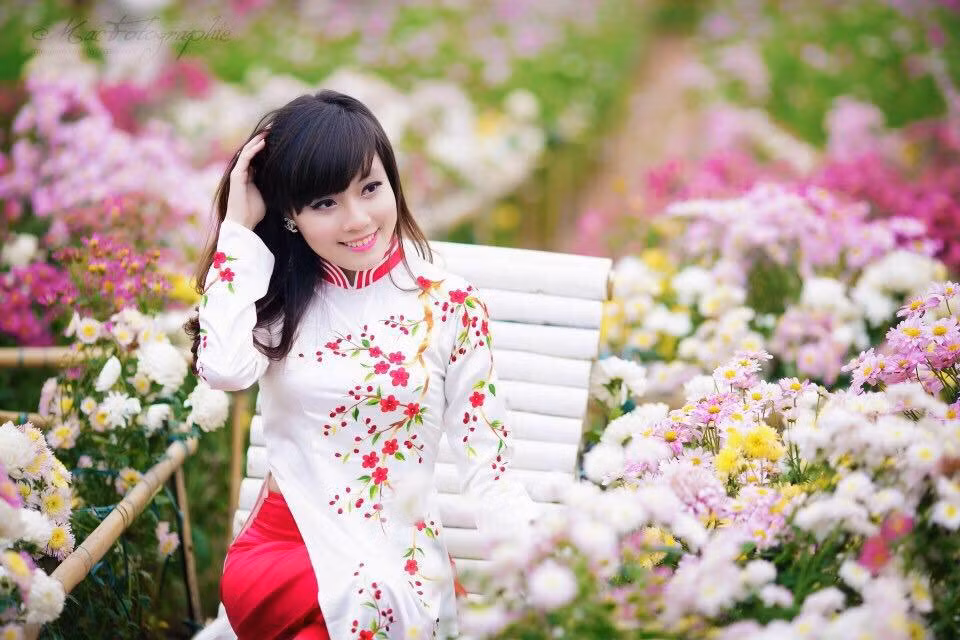 Triệu Mẫn từng để lại nhiều ấn tượng trong cuộc thi Hoa khôi Đại học Ngoại ngữ, Đại học Quốc gia. Được nhận khá nhiều lời khen về ngoại hình ưa nhìn, nhưng bên cạnh đó, Triệu Mẫn cũng có lúc phải phiền lòng về những ý kiến, phán xét chủ quan và nhiều bình luận bôi xấu, khó nghe.