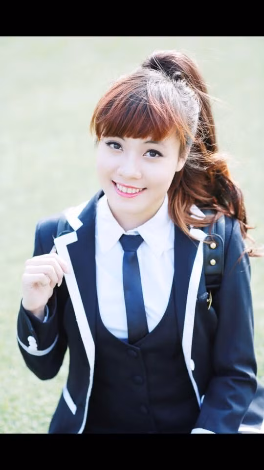 "Để làm công việc trông thi, mình và một số giám thị khác phải dậy từ 4h sáng và đến địa điểm coi thi lúc 6h, cố gắng chuẩn bị thật chu toàn. Trưa hôm đó mình bị say nắng và hơi sốt vì đi trông thi đúng vào ngày Hà Nội nắng nóng gần 40 độ, nên cảm thấy khá vất vả. Tuy nhiên, đây cũng là một kỷ niệm đẹp, nhìn các em thí sinh giống như được nhìn lại chính mình vài năm về trước vậy".