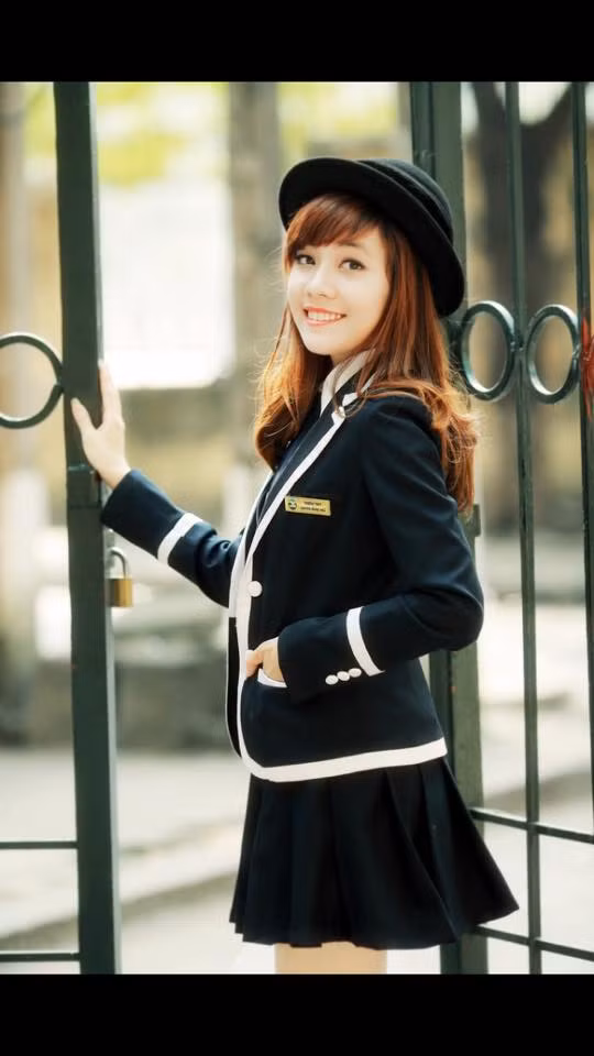 Trong lần đầu tiên làm công tác trông thi, Triệu Mẫn cho biết cô có rất nhiều cảm xúc vừa lạ vừa quen: "Đây là lần đầu tiên mình được trông thi. Cảm giác rất hồi hộp vì tưởng tượng mấy năm trước mình cũng giấy bút đi thi mà bây giờ lại đứng trên bục giảng để trông thi cho các em... Nói chung cảm giác rất khó tả khiến đêm hôm trước khi trông thi mình đã không thể ngủ được".