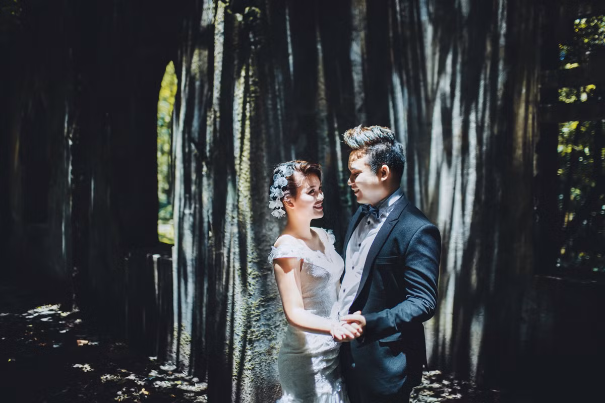 Bộ ảnh cưới độc lạ của cặp đôi Phùng Yến – Trần Minh được nhiếp ảnh gia Hải Lê Cao thực hiện tại Ba Vì vào giữa những ngày nắng nóng đỉnh điểm của thủ đô Hà Nội, khi nhiệt độ ngoài trời lên tới hơn 40 độ C.