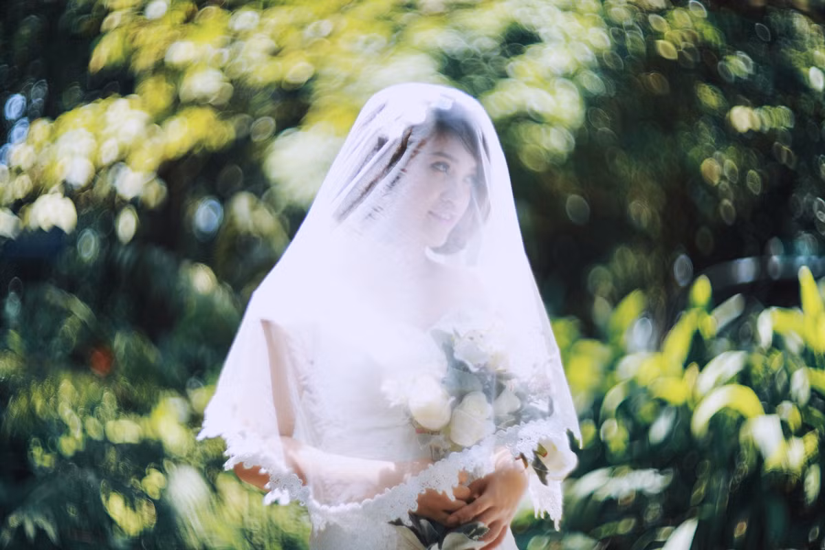 Hình ảnh cô dâu Phùng Yến đứng giữa khung cảnh cỏ cây như đang cuộn tròn, xoáy sâu ở phía sau tạo nên hiệu ứng thị giác đặc biệt cho người xem.