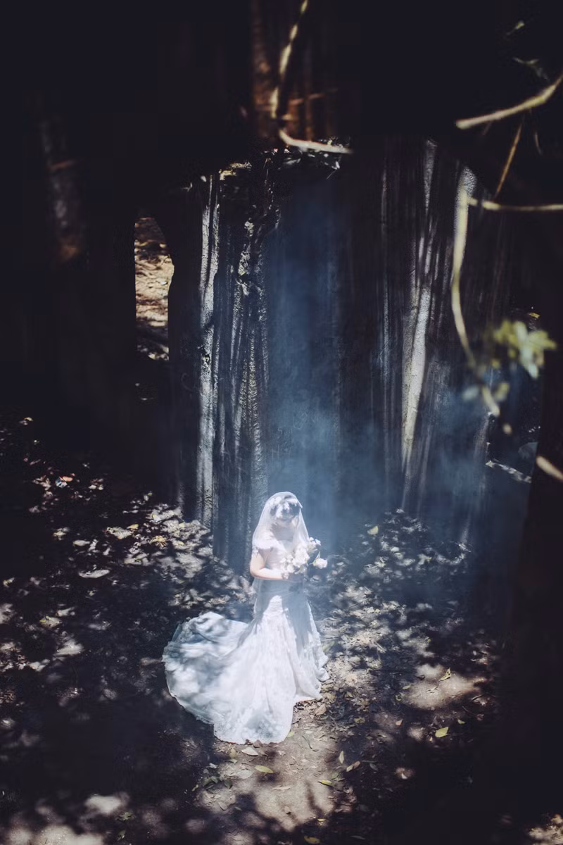 Nhiếp ảnh gia Hải Lê Cao cho biết: "Một trong những bối cảnh mình ưng ý nhất đó là nhà thờ đổ, mặc dù đây không phải là địa điểm mới nhưng lần nào mình cũng vô cùng hài lòng với thành quả có được ở đây".